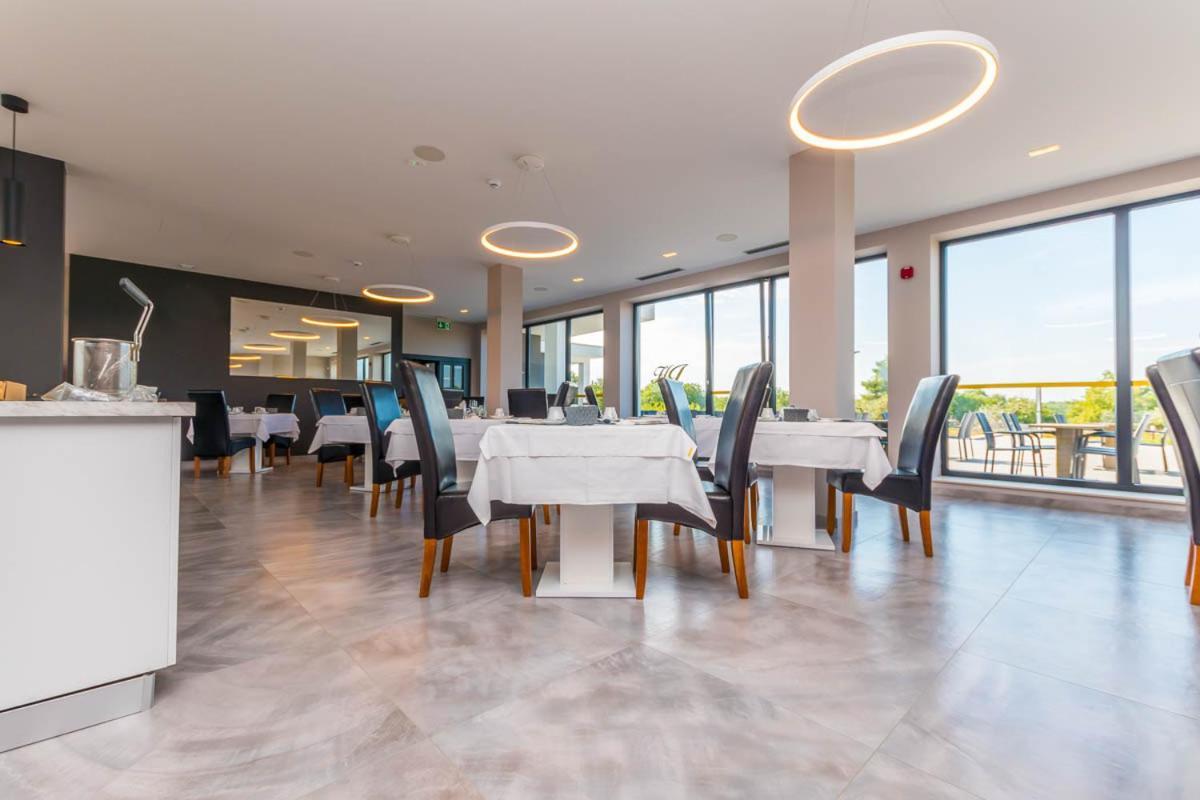 Hotel Delfin Lanterna Tar-Vabriga Екстер'єр фото