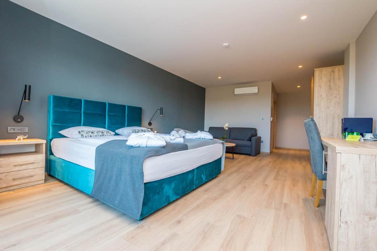 Hotel Delfin Lanterna Tar-Vabriga Екстер'єр фото