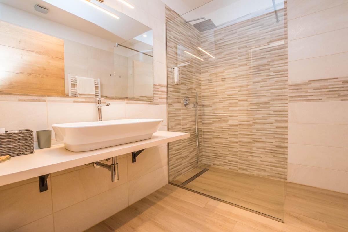 Hotel Delfin Lanterna Tar-Vabriga Екстер'єр фото