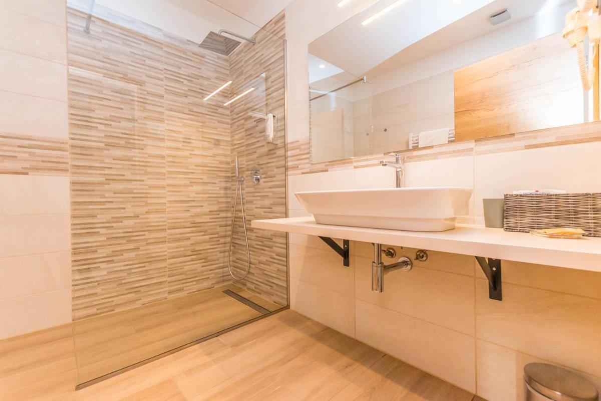 Hotel Delfin Lanterna Tar-Vabriga Екстер'єр фото