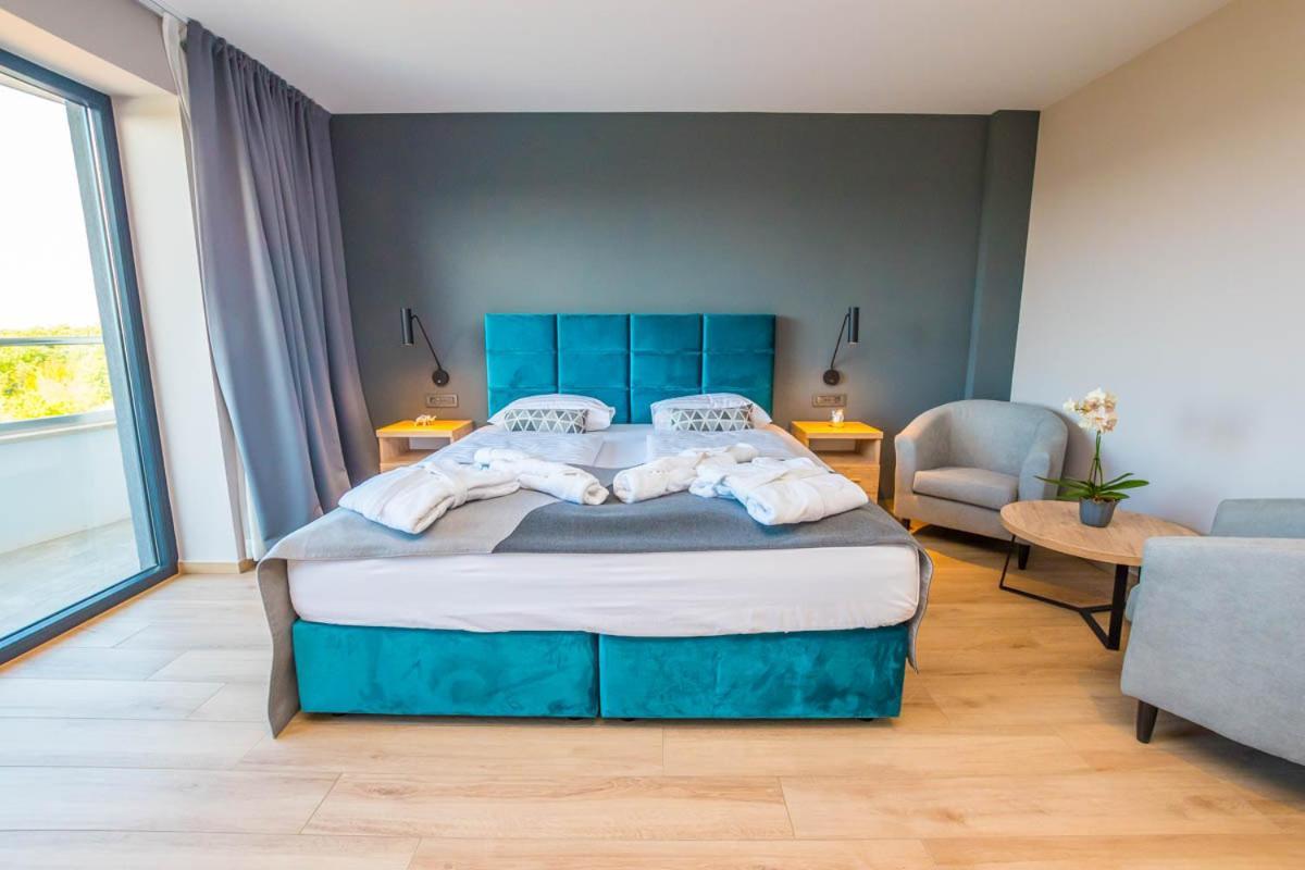 Hotel Delfin Lanterna Tar-Vabriga Екстер'єр фото